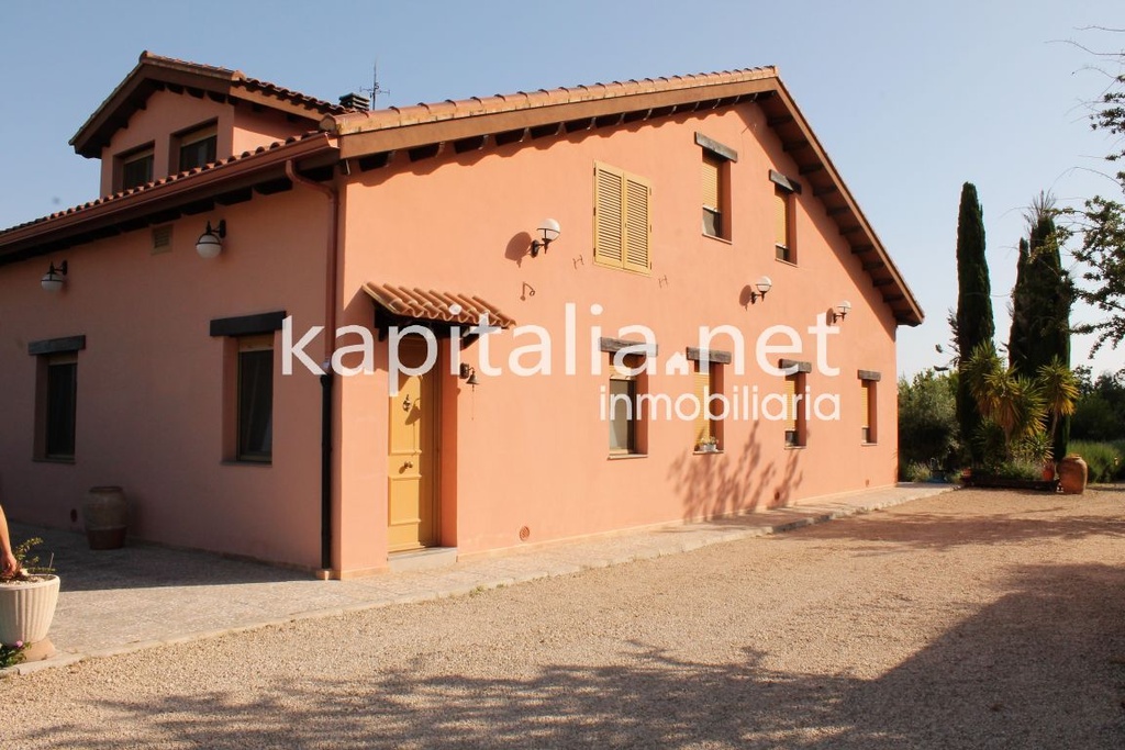 Spectacular villa inspired by the North for sale in Albaida.
