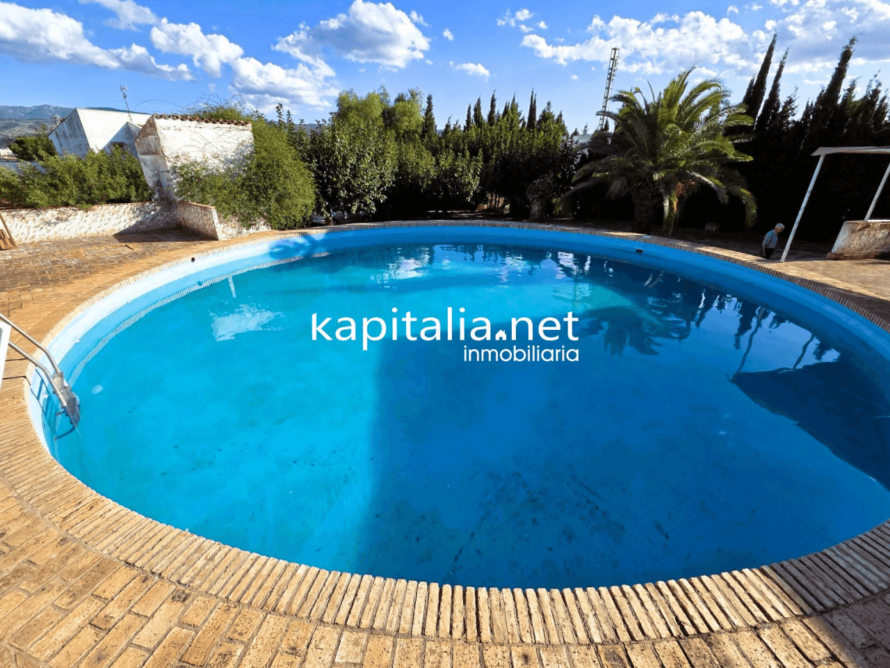 We present this magnificent villa located 2 km from the town of Ontinyent