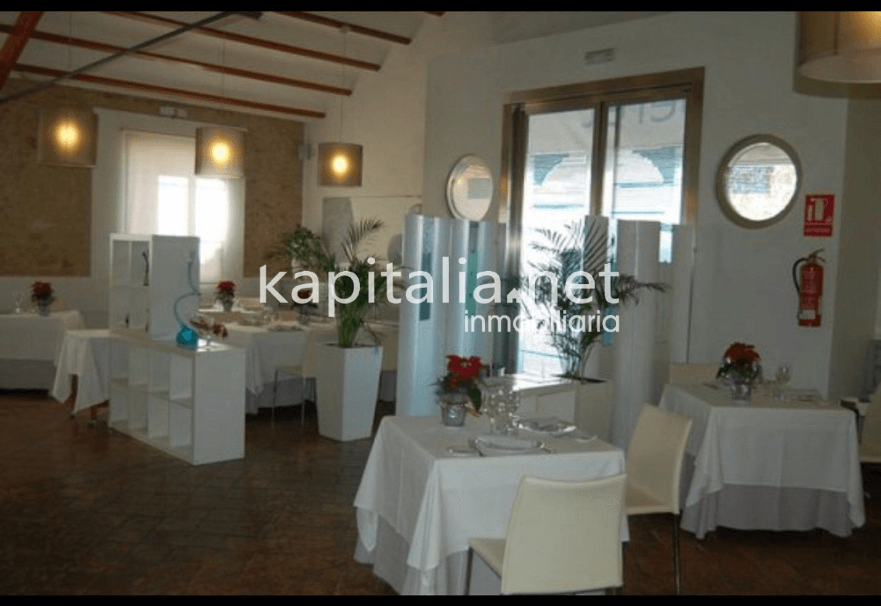 CASA JUNTO CON LOCAL EN VENTA PUEBLO DE BOCAIRENT.