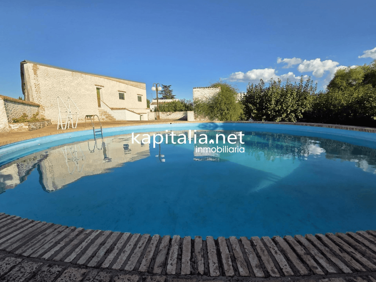 We present this magnificent villa located 2 km from the town of Ontinyent