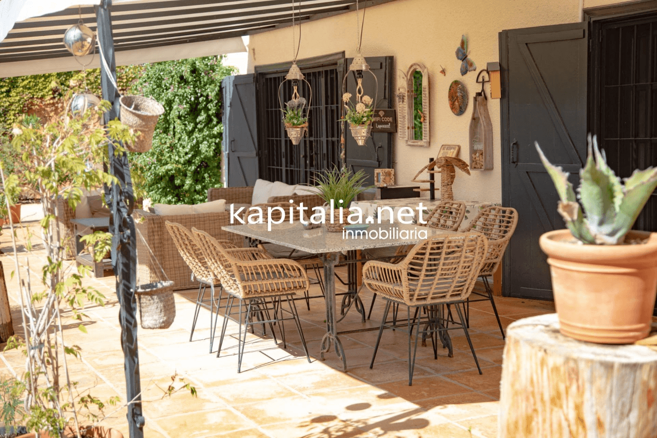 Villa for sale in Ontinyent with licence for Airbnb.