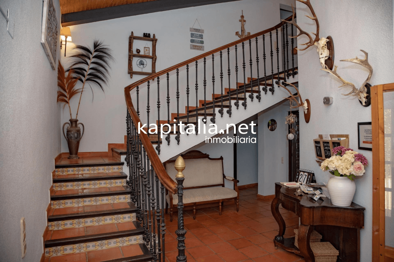 Villa for sale in Ontinyent with licence for Airbnb.