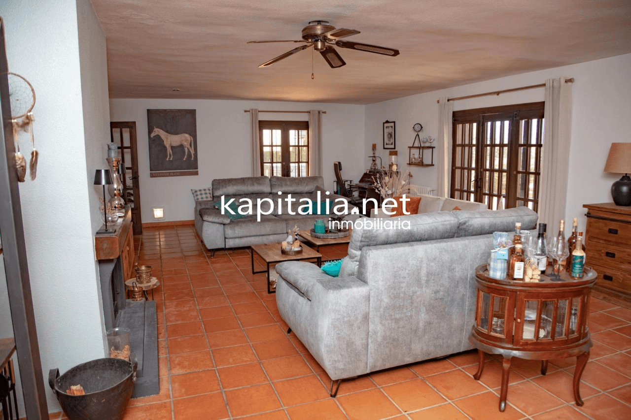 Villa for sale in Ontinyent with licence for Airbnb.