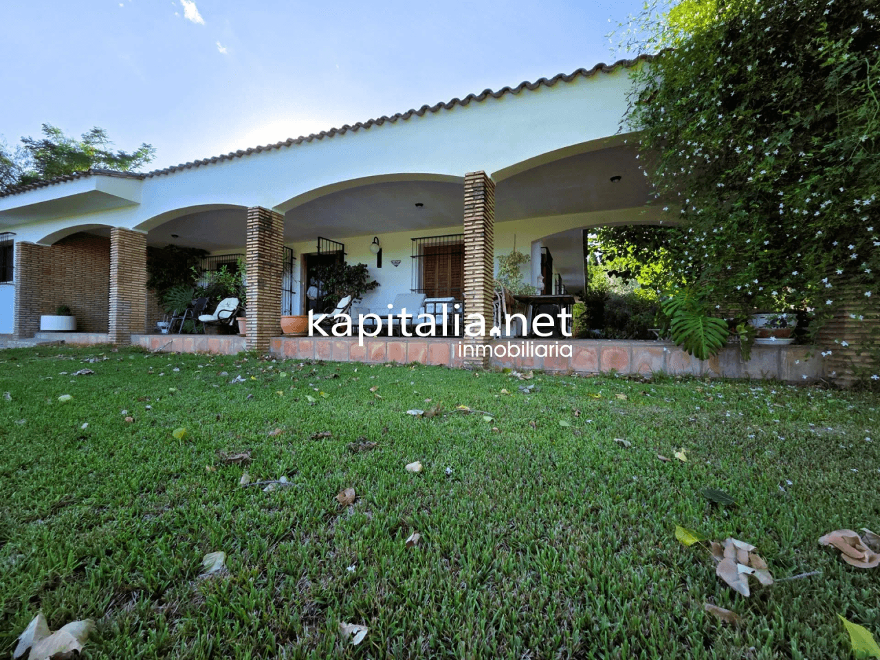 We present this magnificent villa located 2 km from the town of Ontinyent