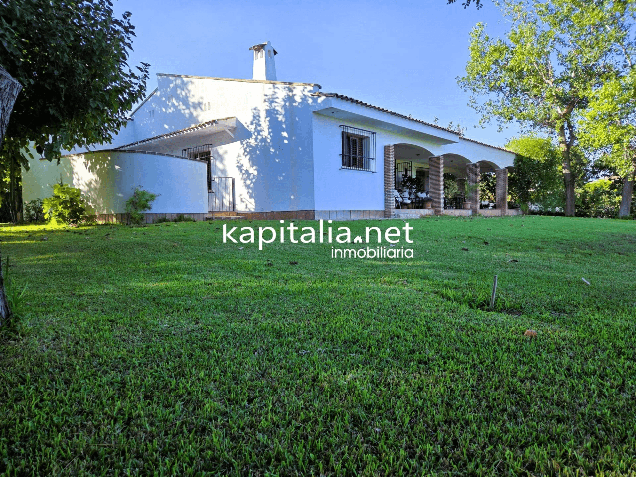 We present this magnificent villa located 2 km from the town of Ontinyent