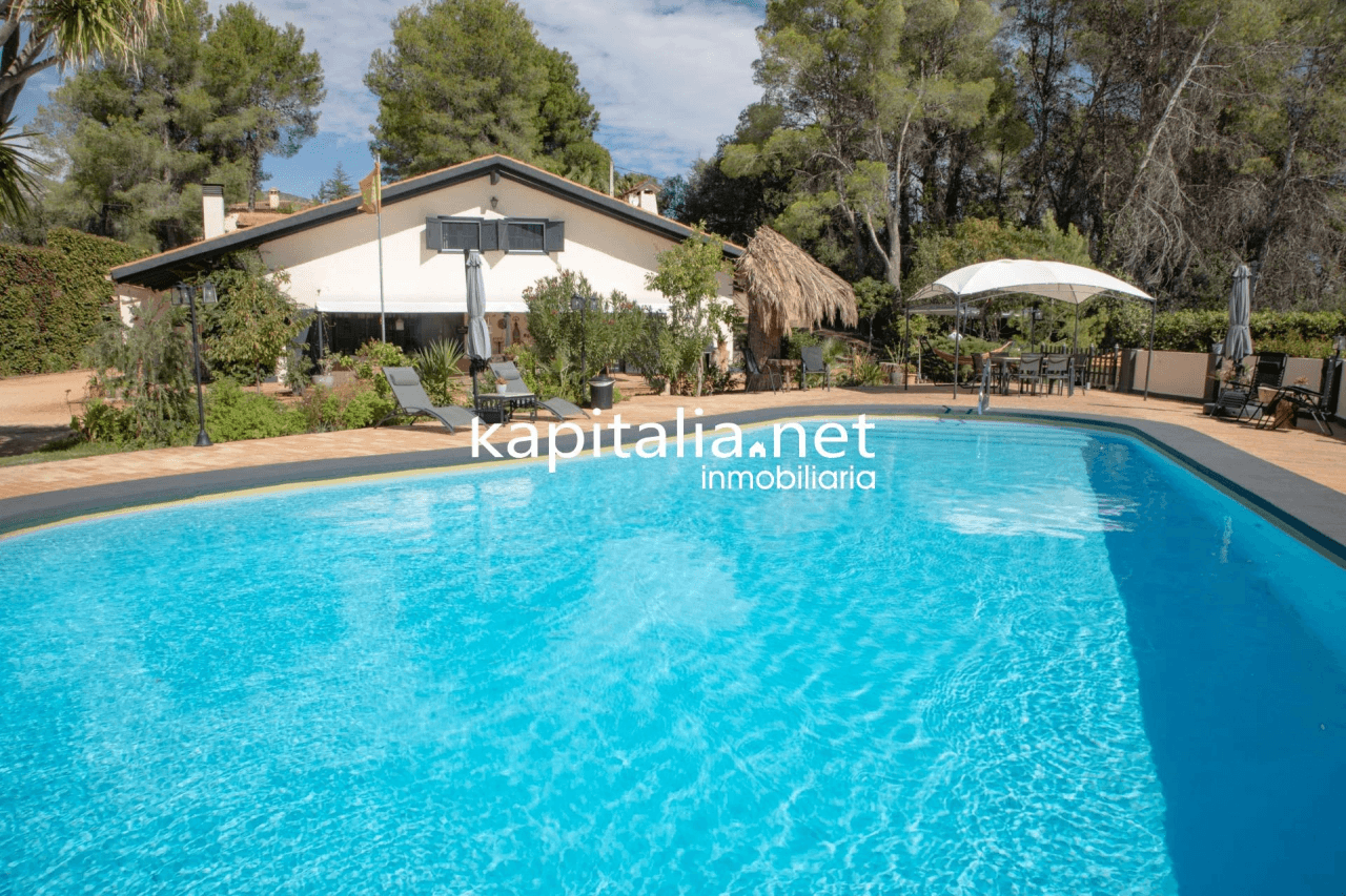 Villa for sale in Ontinyent with licence for Airbnb.