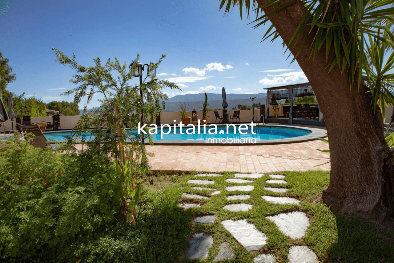 Villa for sale in Ontinyent with licence for Airbnb.