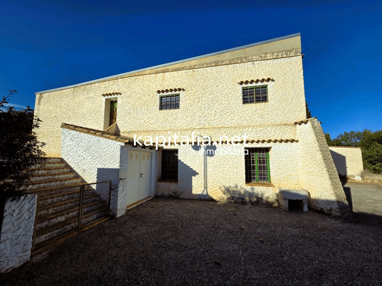 We present this magnificent villa located 2 km from the town of Ontinyent