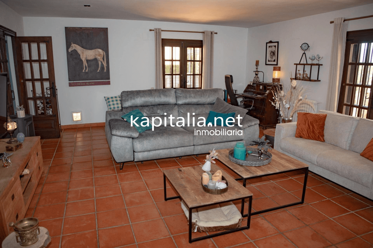Villa for sale in Ontinyent with licence for Airbnb.