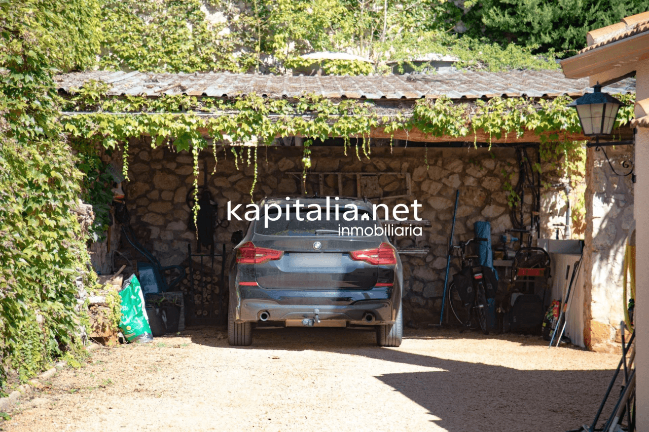 Villa for sale in Ontinyent with licence for Airbnb.