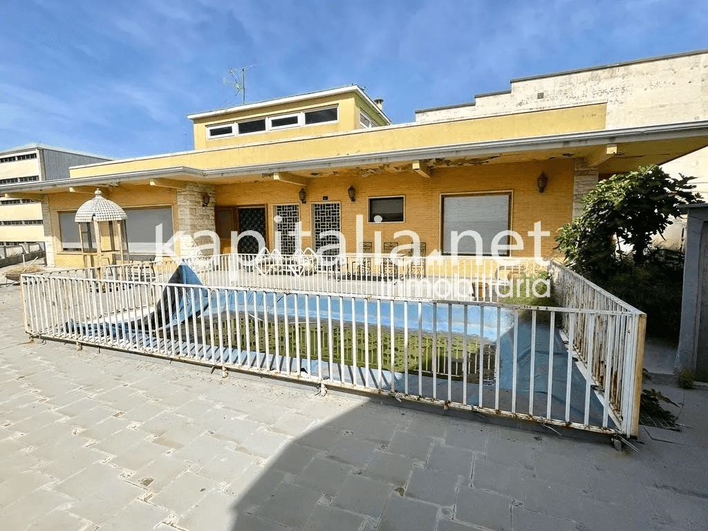 Casa + Local a la venta en Bocairent.