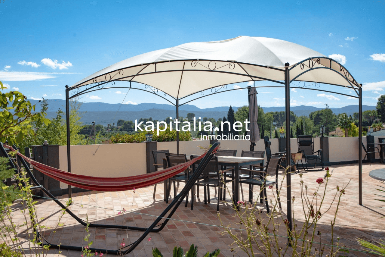Villa for sale in Ontinyent with licence for Airbnb.