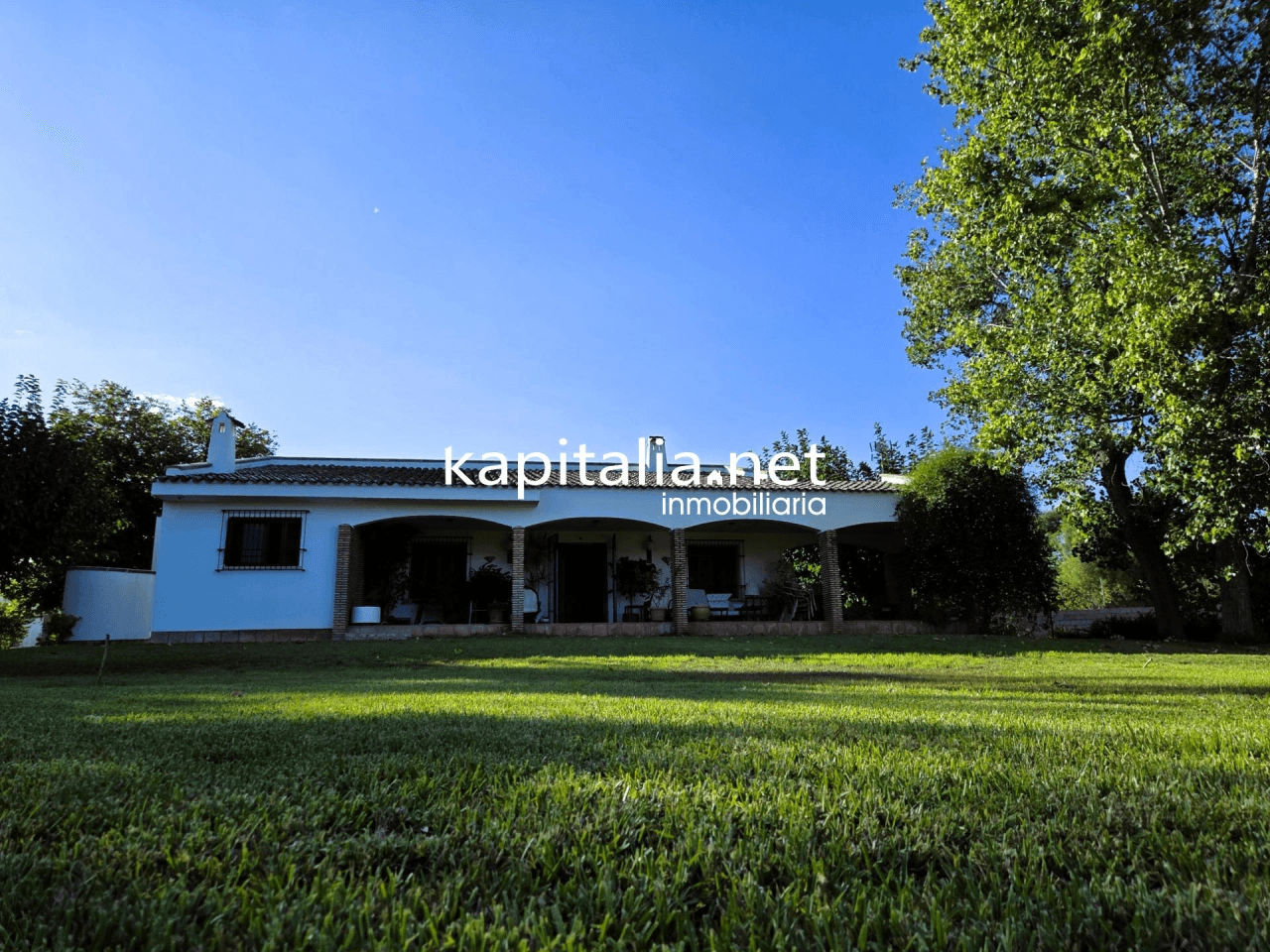 We present this magnificent villa located 2 km from the town of Ontinyent