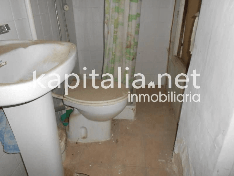 Piso en planta baja en la localidad de Bocairent. Negociable.