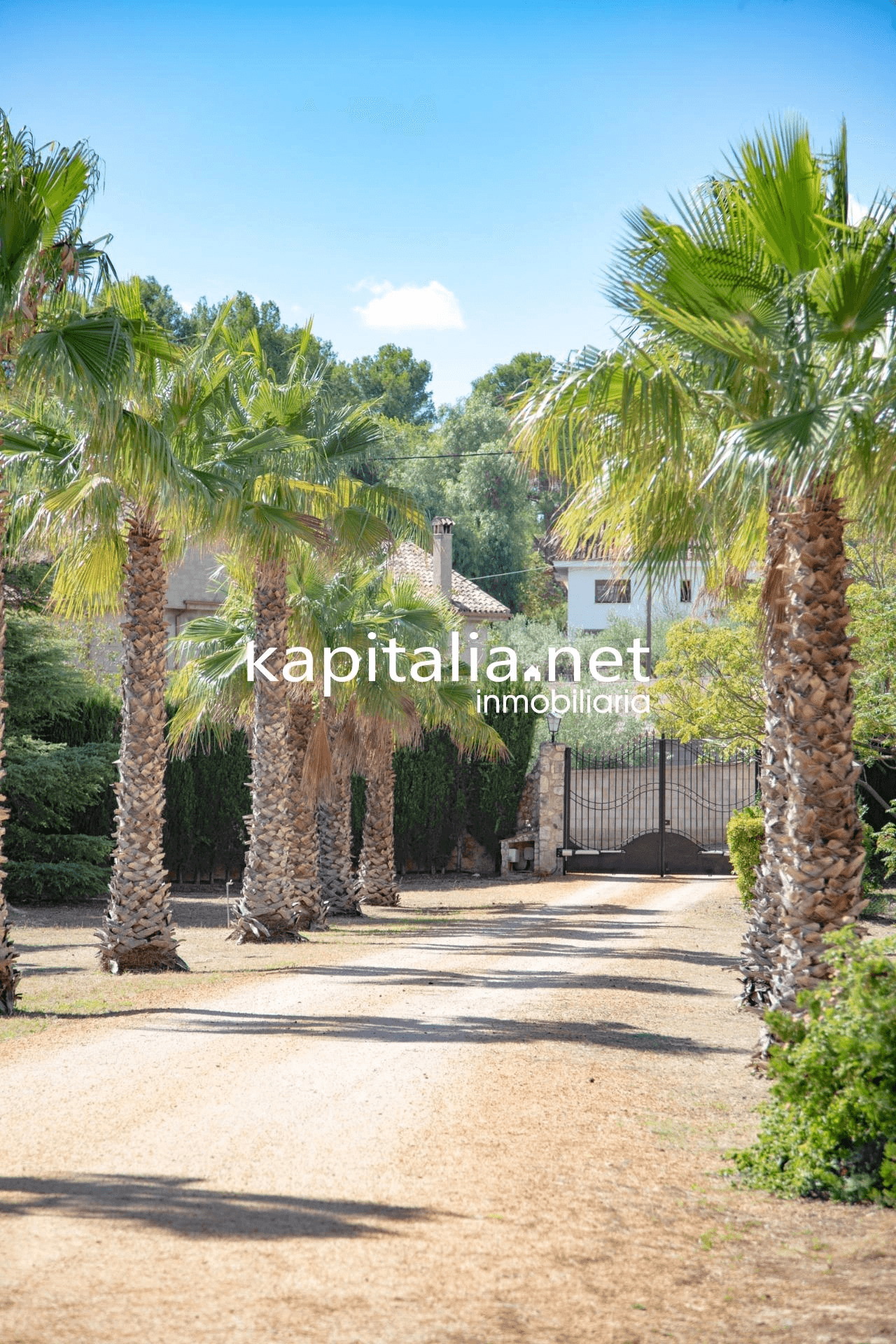 Villa for sale in Ontinyent with licence for Airbnb.