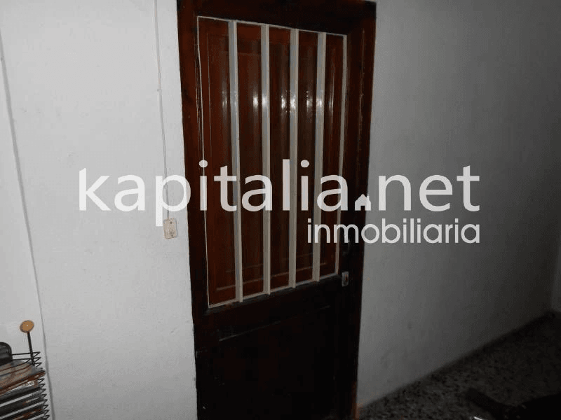 Piso en planta baja en la localidad de Bocairent. Negociable.