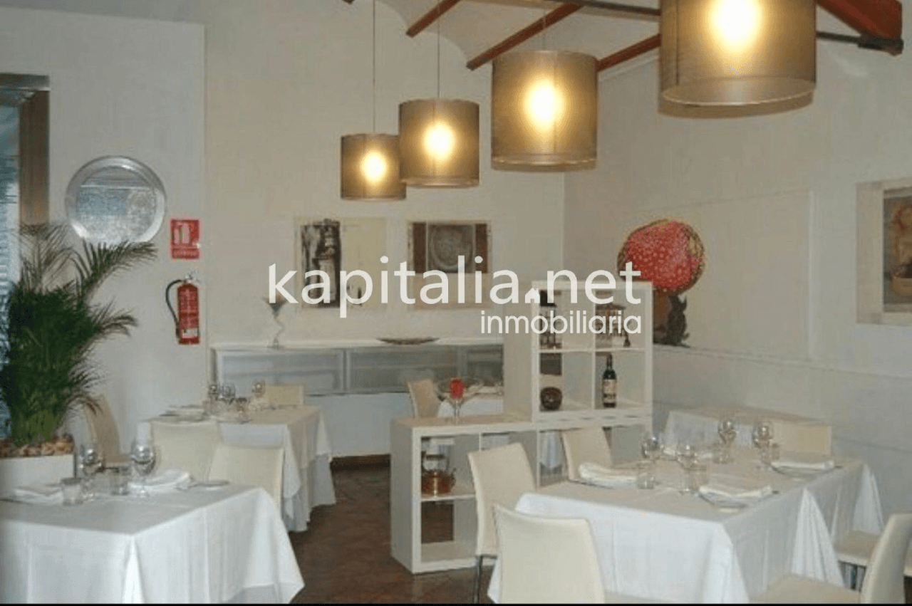 CASA JUNTO CON LOCAL EN VENTA PUEBLO DE BOCAIRENT.