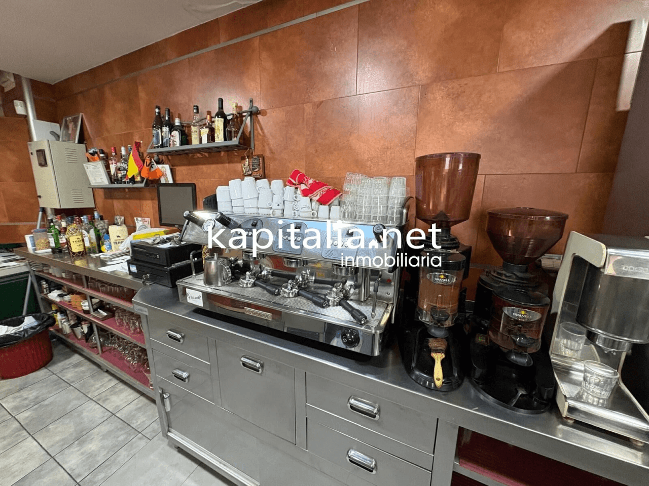 SE TRASPASA BAR- RESTAURANTE TOTALMENTE EQUIPADO LISTO PARA EMPEZAR HOY MISMO EN LA ENTRADA DE XATIVA
