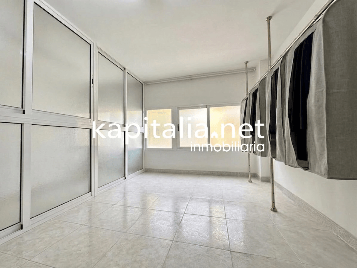 Local comercial en dos plantas con gran escaparate Calle Entenza, Alcoy