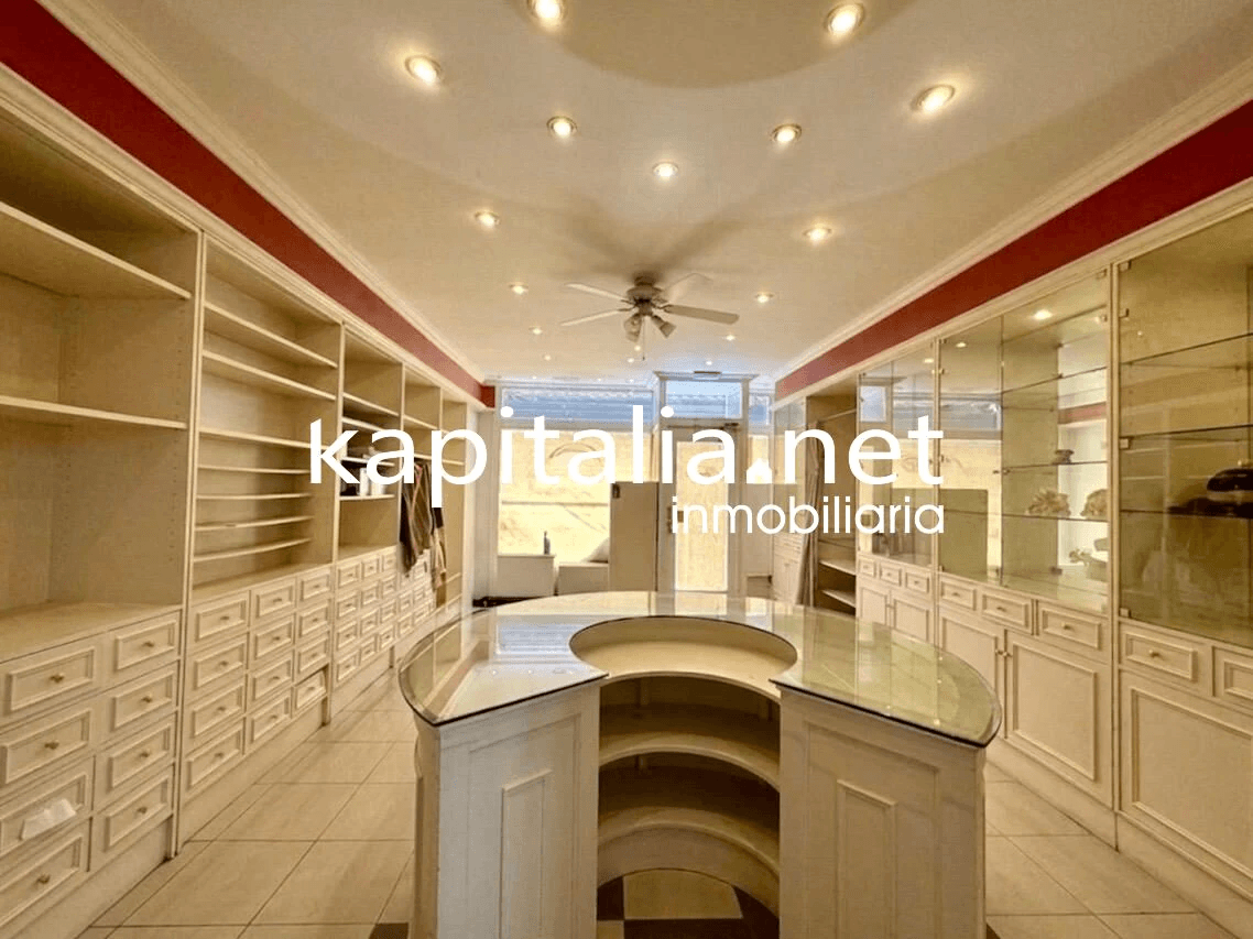 Local comercial en dos plantas con gran escaparate Calle Entenza, Alcoy