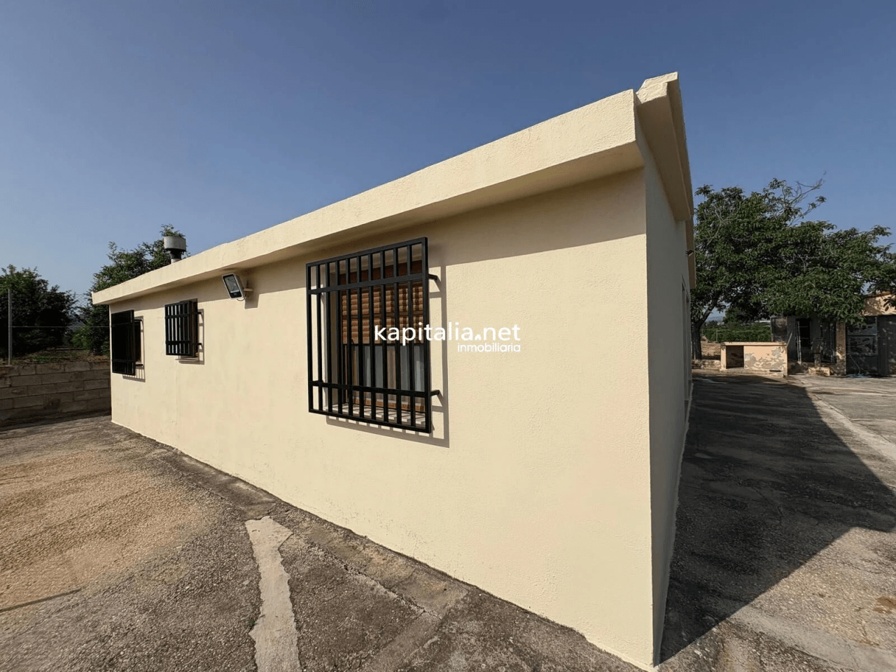 BONITO CHALET CON PISCINA, AGUA Y LUZ TOTALMENTE EQUIPADO A LA VENTA EN XATIVA