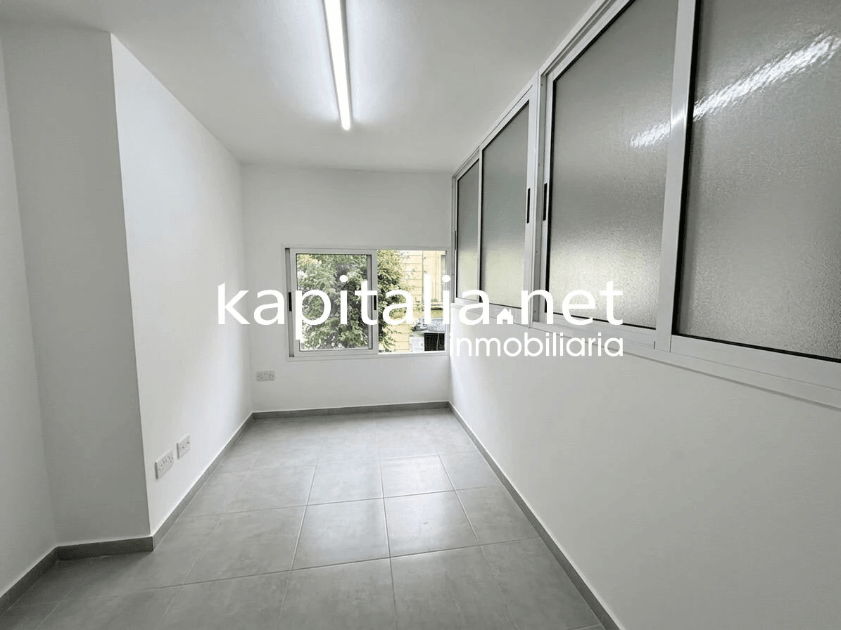 Local comercial en dos plantas con gran escaparate Calle Entenza, Alcoy
