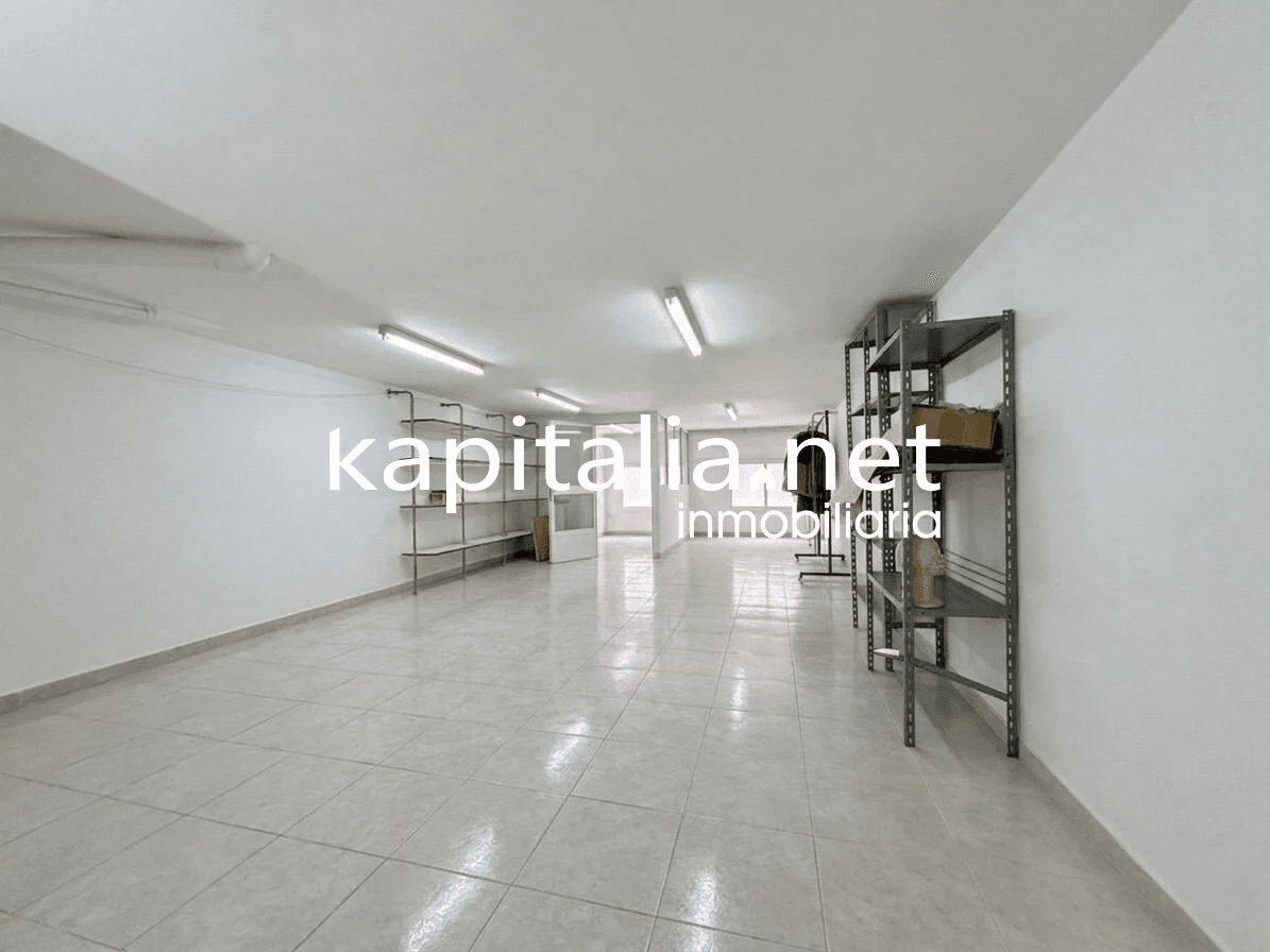Local comercial en dos plantas con gran escaparate Calle Entenza, Alcoy