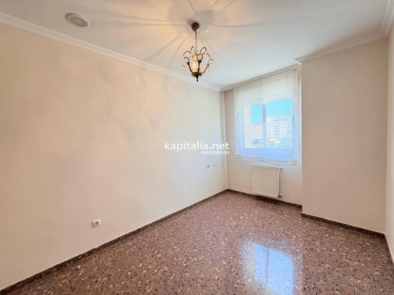 Piso con vistas en urbanización con piscina