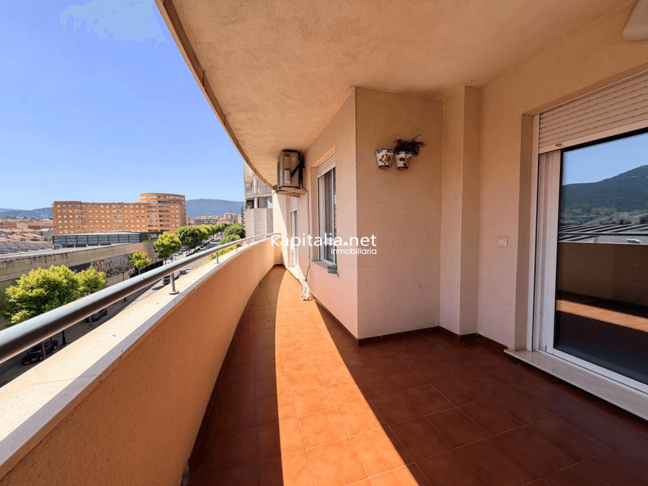 Piso con vistas en urbanización con piscina