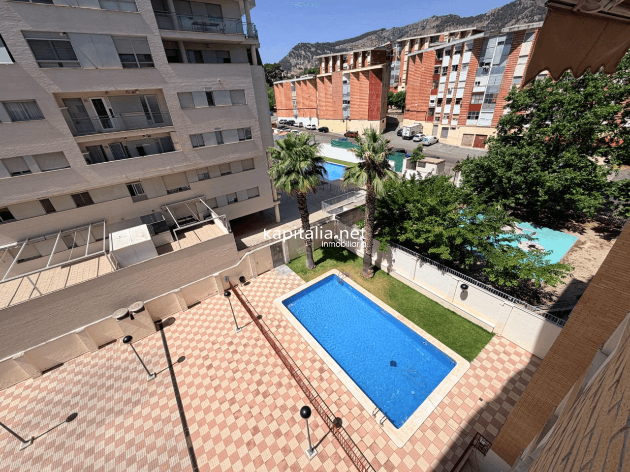 Piso con vistas en urbanización con piscina