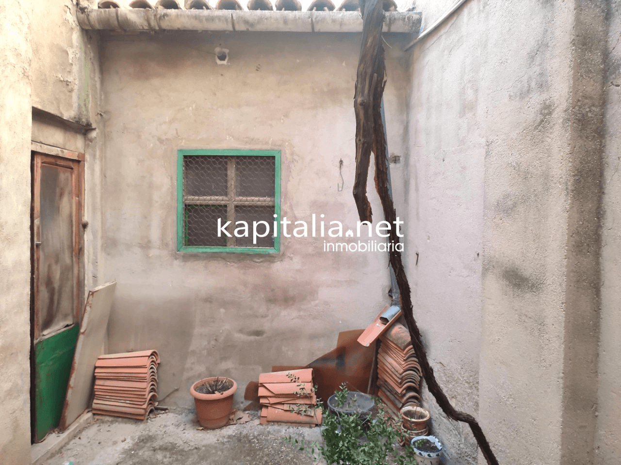 LOCAL COMERCIAL A LA VENTA EN COCENTAINA UBICADO EN ZONA CENTRICA.