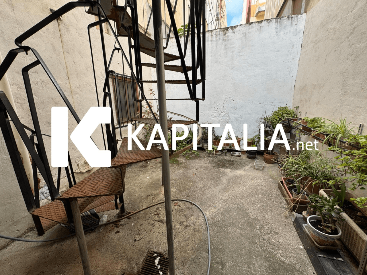 Local comercial a la venta en Ontinyent con posibilidad de vivienda.