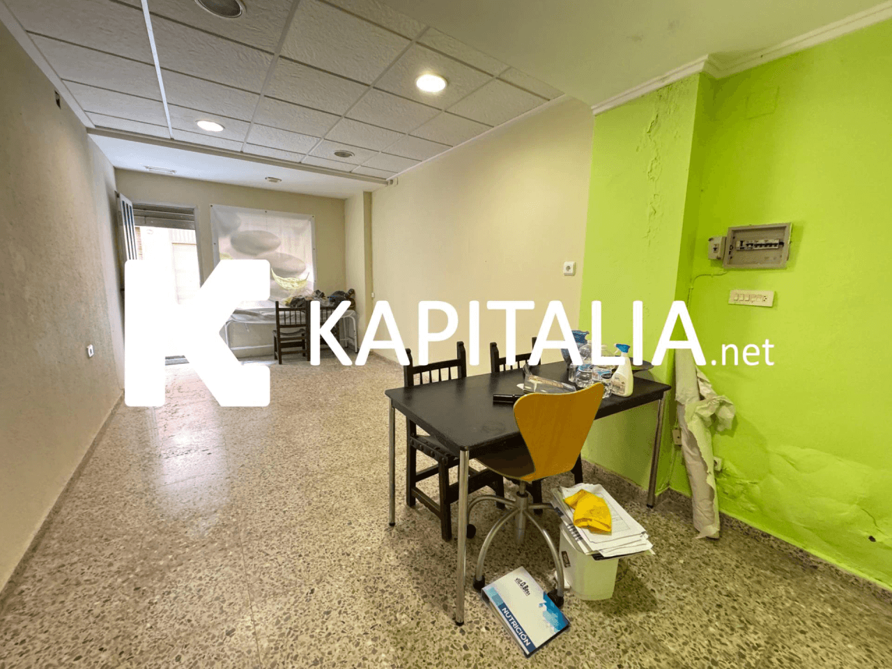 Local comercial a la venta en Ontinyent con posibilidad de vivienda.