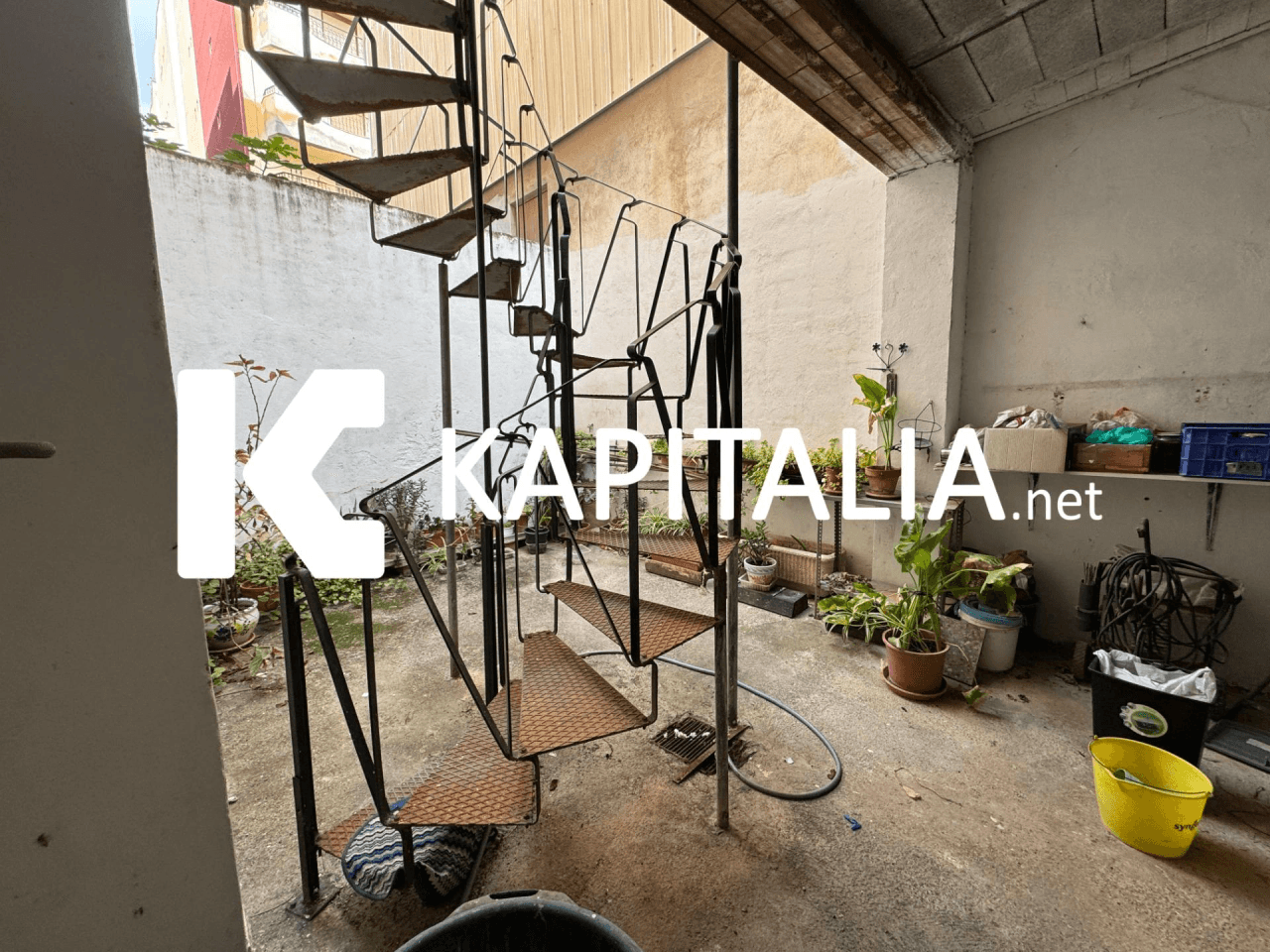 Local comercial a la venta en Ontinyent con posibilidad de vivienda.