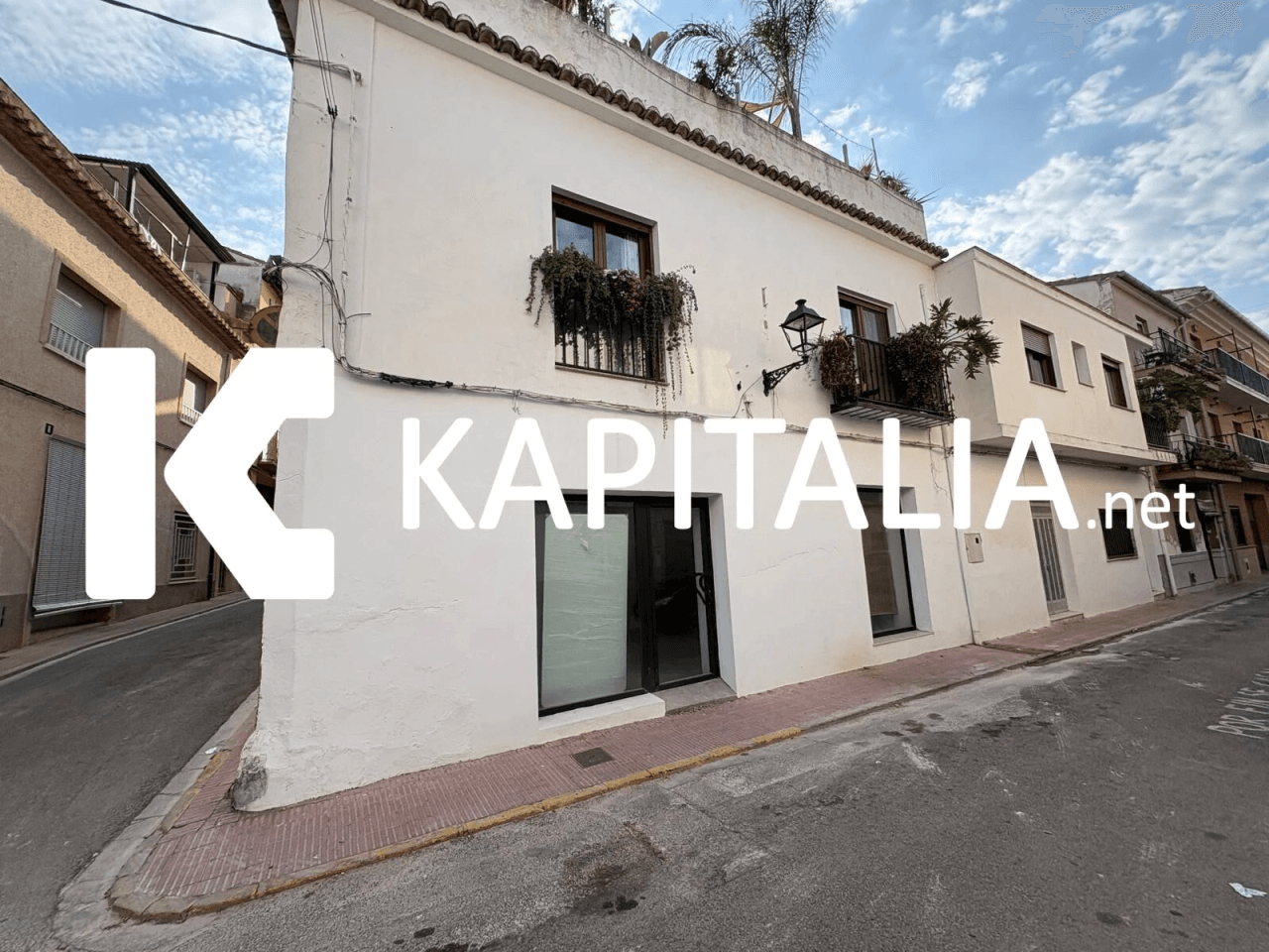ESTUPENDA CASA ADOSADA LISTA PARA ENTRAR A VIVIR A LA VENTA EN GENOVES ( A TAN SOLO 5 MINUTOS DE XATIVA )