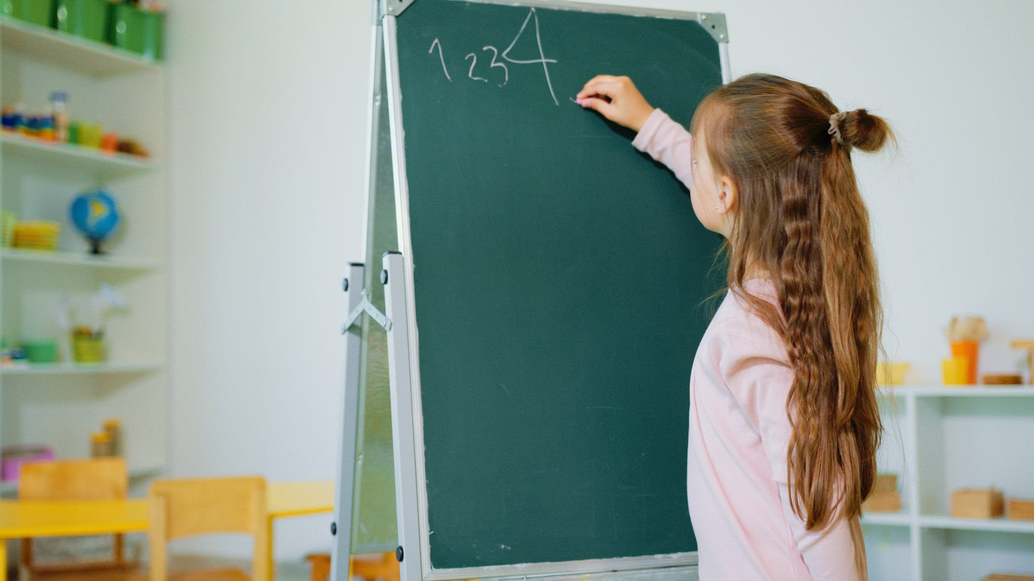 Una pizarra en la habitación de los niños – conoce los pros de esta disruptiva forma de decorar una habitación infantil