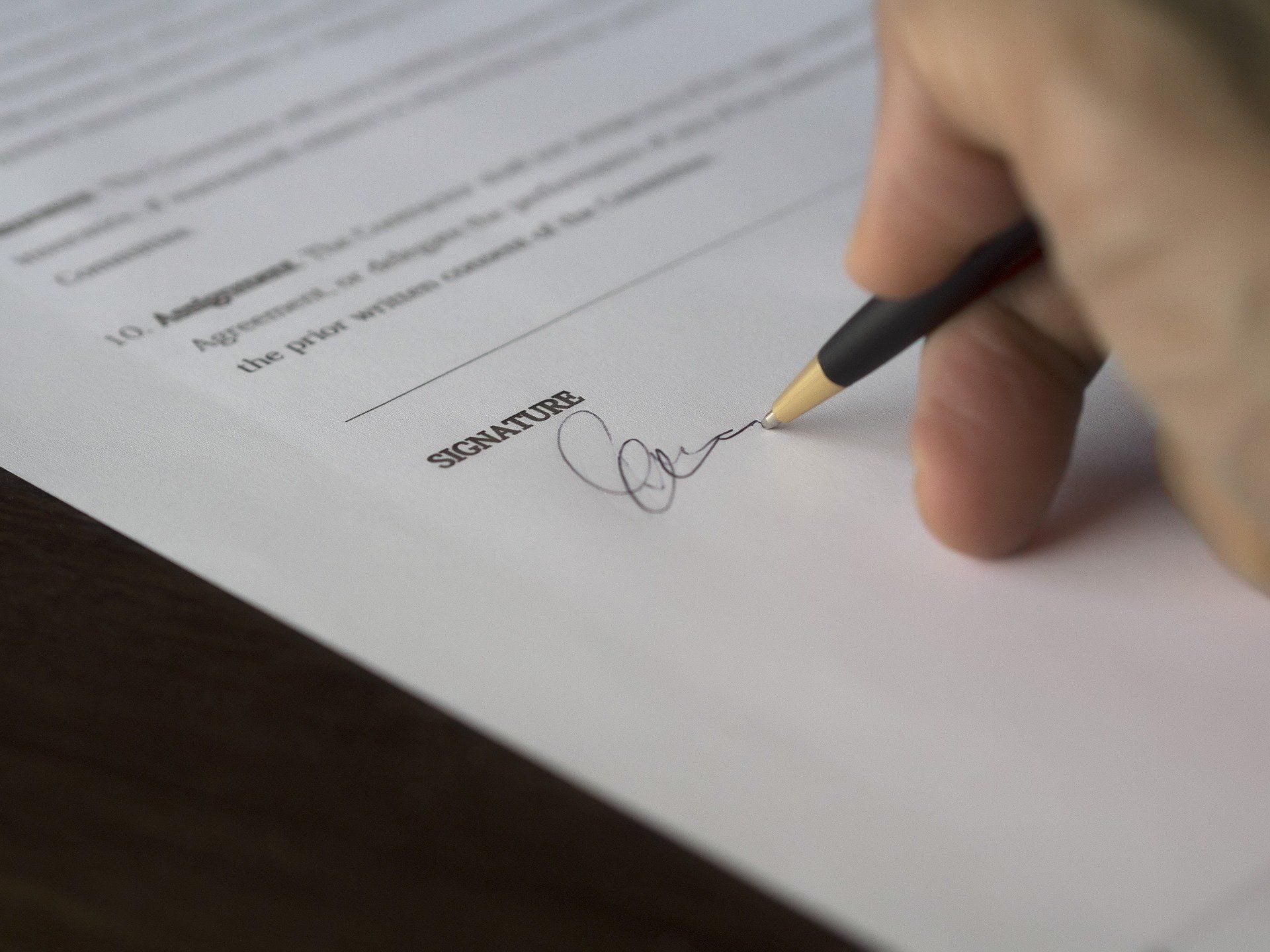¿Qué precauciones debo tomar antes de firmar las arras de un piso en Ontinyent?