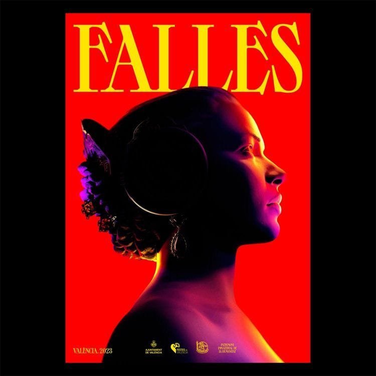 Dos ontinyentins presentan el nuevo cartel de las Fallas 2023
