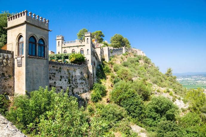 Castillo de Xàtiva bajo un cielo soleado, símbolo de la ciudad.