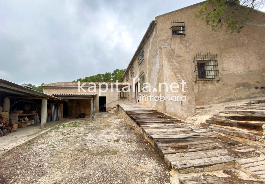 Rustic house for sale in the middle of the mountain