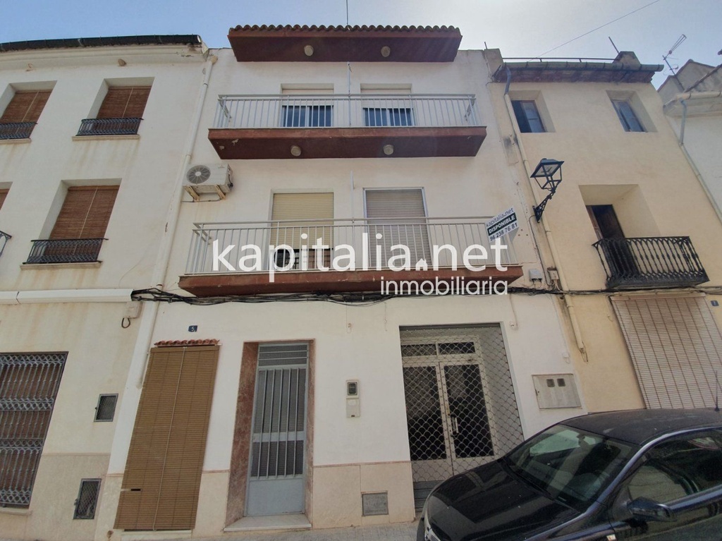 Building for sale in Atzaneta, downtown area.