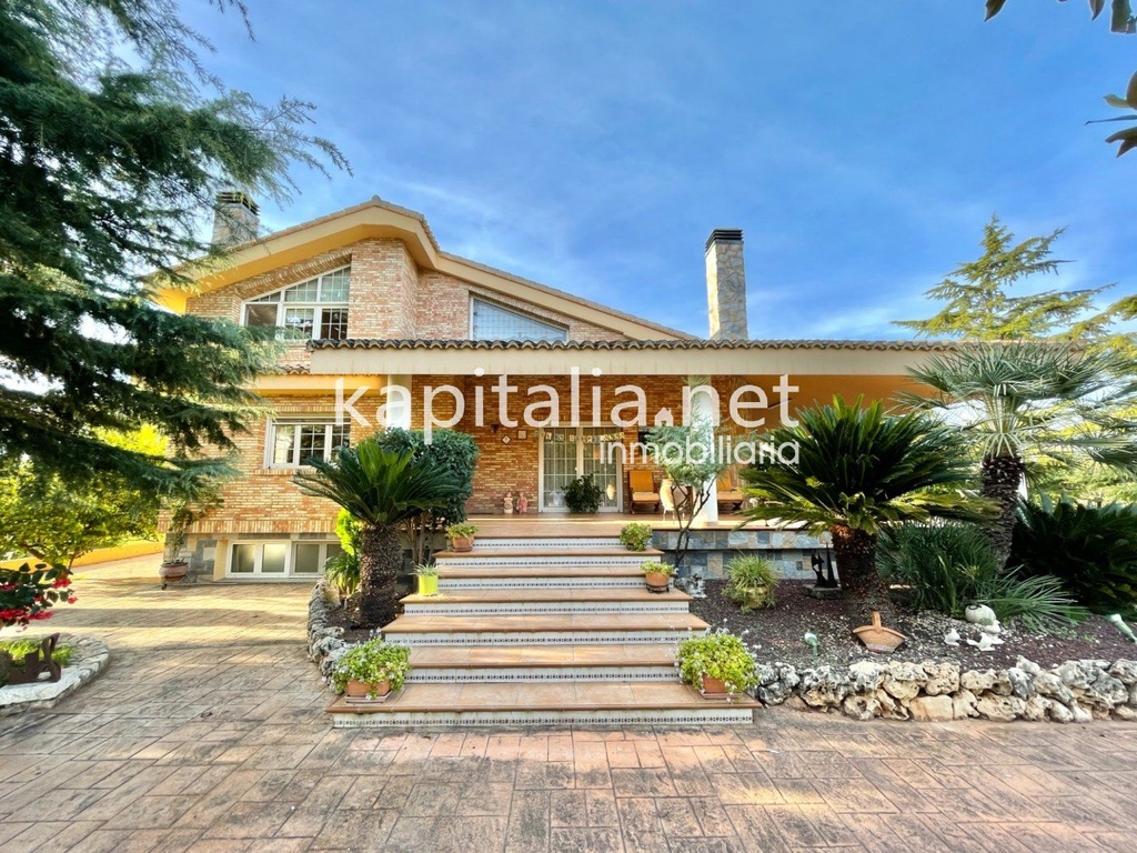 Exclusive villa for sale in Ontinyent.