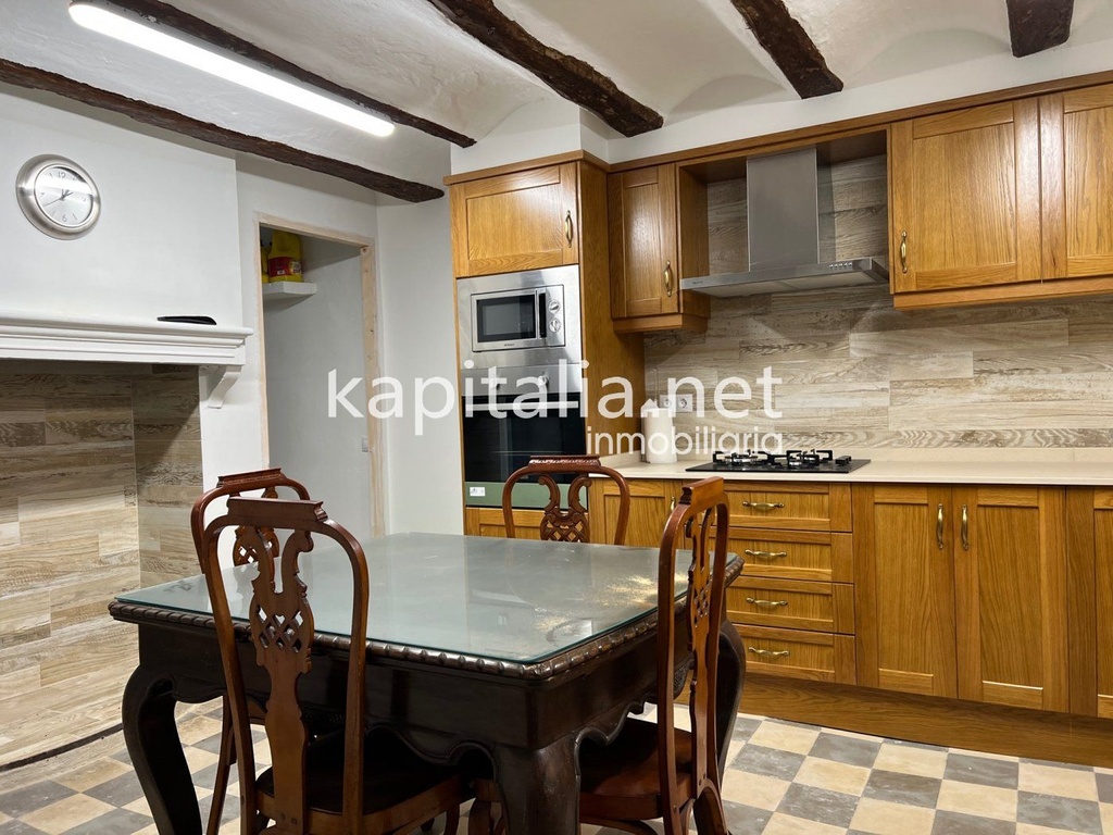 Magnificent house for sale in Ontinyent in the centre of Ontinyent, very close to shops.