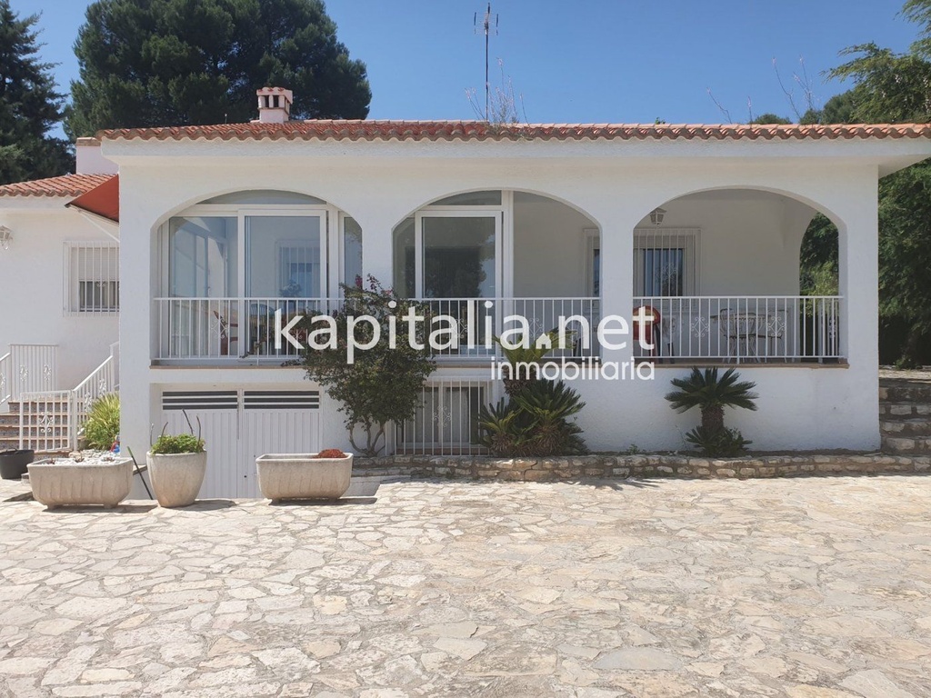 Nice villa for sale in Ontinyent, situated in the area of Santa Ana.