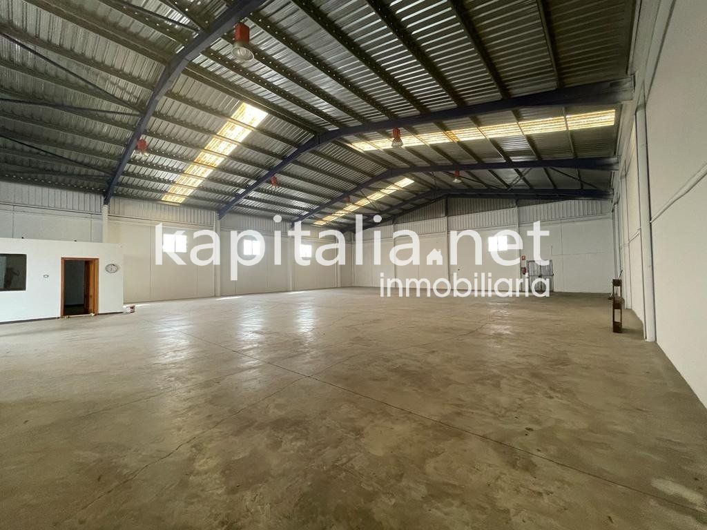 Nave industrial al lado de A7