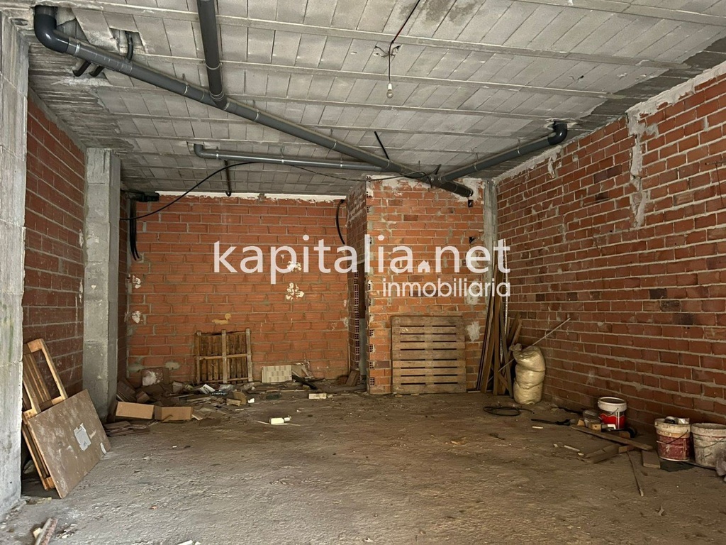 Chamfered premises for sale in Ontinyent in Llombo area in the middle of the main avenue and very cl