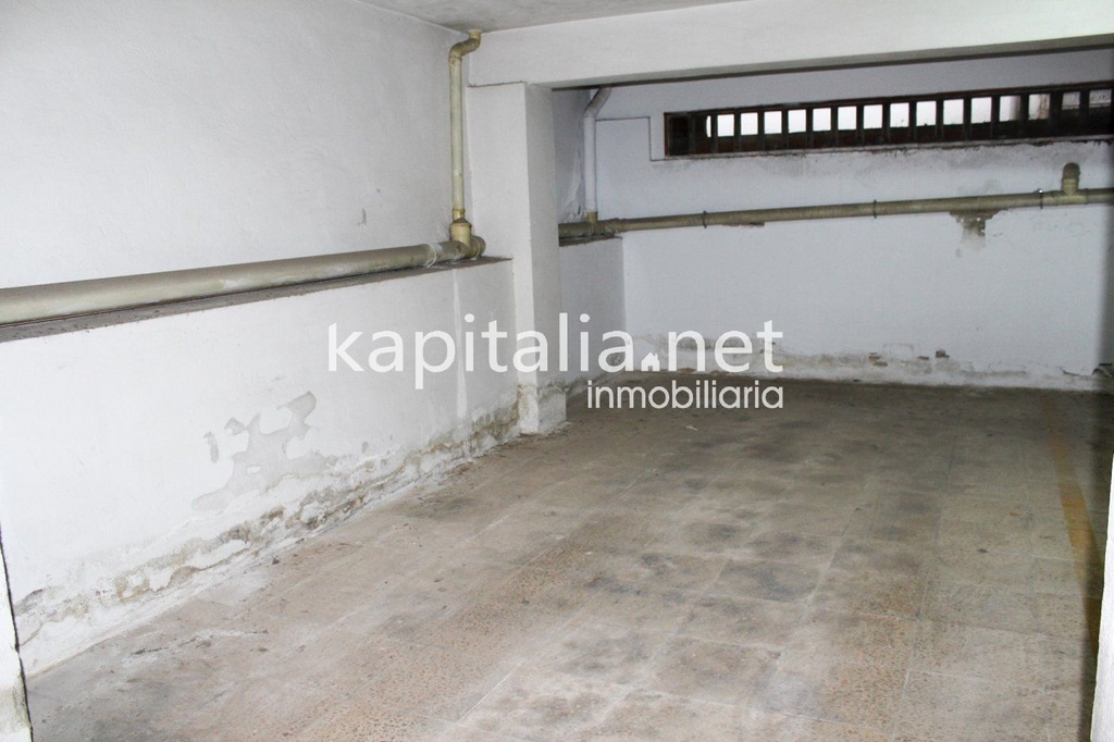 Large garage for sale in the Sant Josep area.