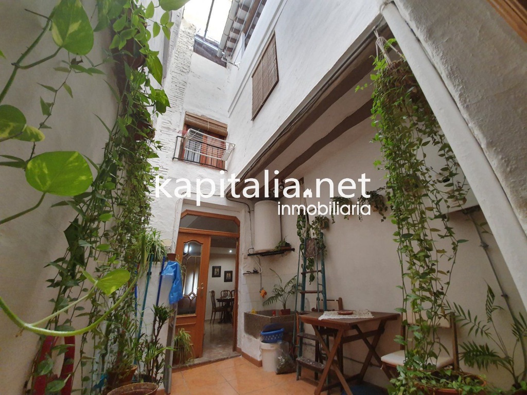 Buena casa semi reformada a la venta en zona Santo Domingo/ Poble Nou