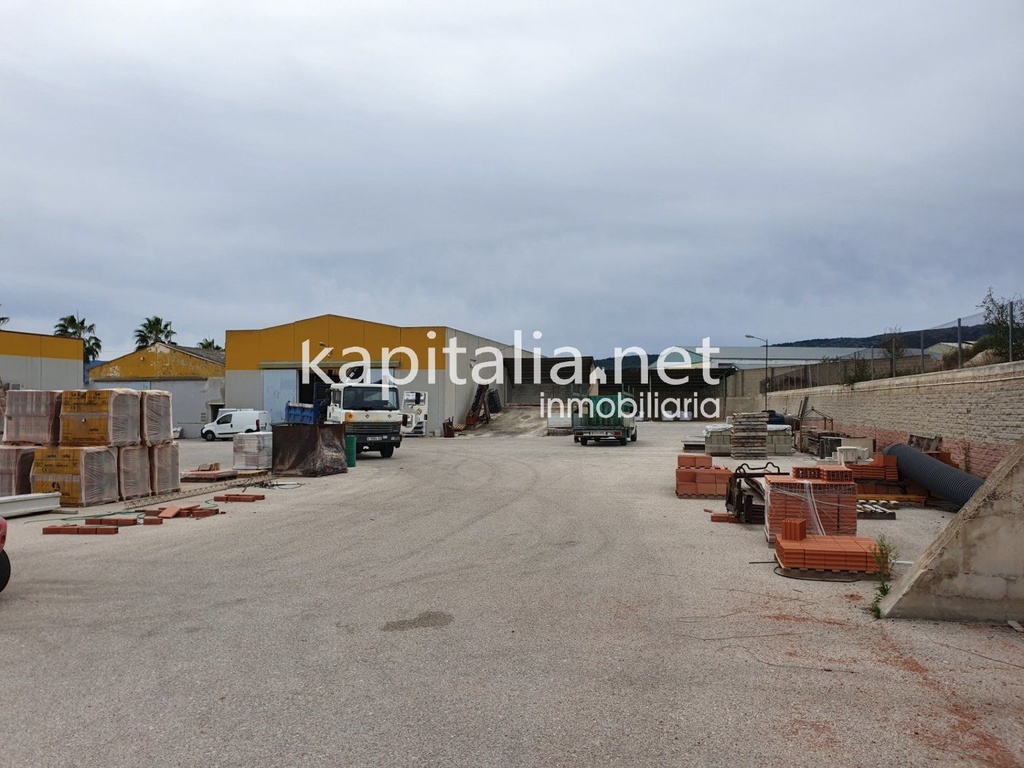 89/5000 Solar and industrial buildings on the first line of the road for sale in Aielo de Malferit.