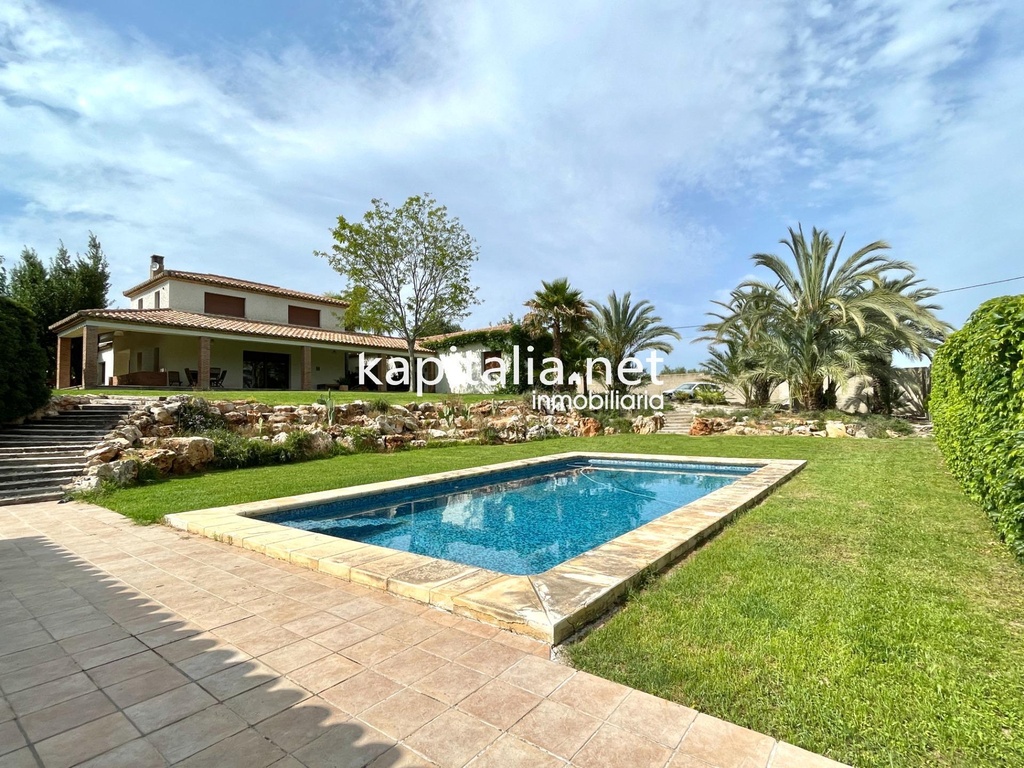 Villa for sale in El Pilar area, Ontinyent.